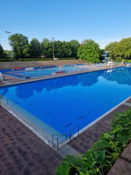 50m und 100m Schwimmbecken in Gladbeck am Renntag