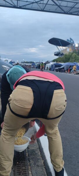 Christian und Steven kochen Nudeln