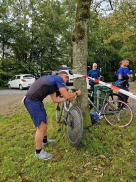 Sven macht sein Rad fertig für den Check in