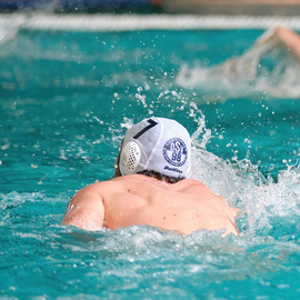 DSV98 Wasserball Spieler beim Schwimmen ohne Ball von hinten aufgenommen Waterpolo