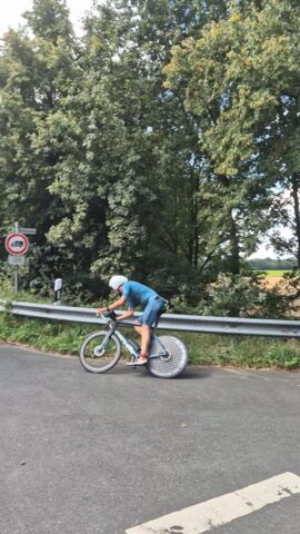 Vollgas um die Kurve, Flo auf dem Rennrad unterwegs