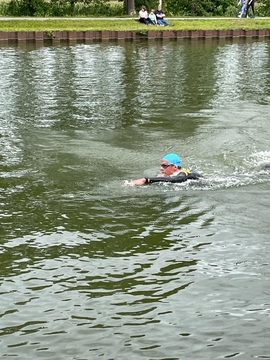 Christian Lutz beim Schwimmen auf dem 1.5km Kurs