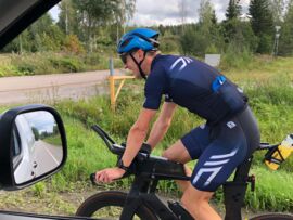 Florian erkundet den Radkurs, Juan begleitet ihn mit dem Auto