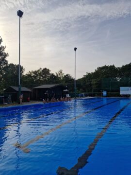 Schwimmbecken 