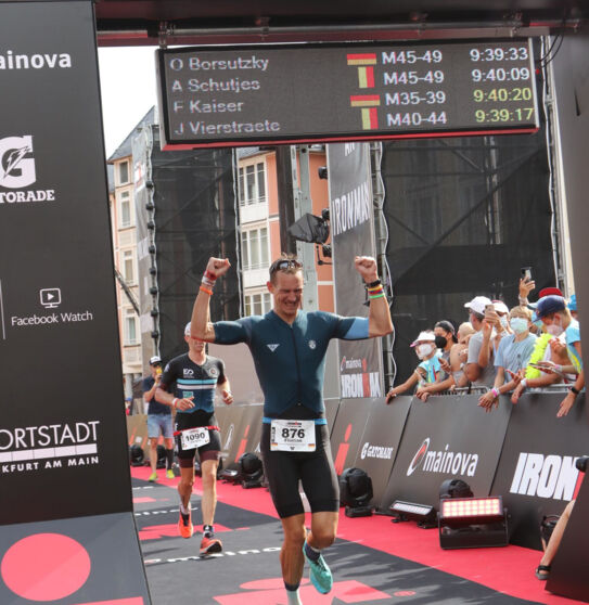 Zieleinlauf Finisher Florian Kaiser Ironman Frankfurt 2021