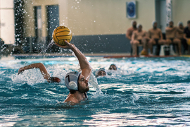 Stratos Manolakis Anspiel beim Wasserball als Linkshänder mit weißer Kappe beim Wasserball DWL Waterpolo DSV 98 SV Cannstatt Herren