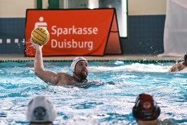 Ulf Rantal holt zum Wurf beim Wasserball für den DSV98 gegen den SV Cannstatt aus