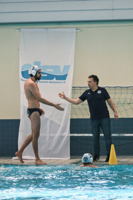 Stratos Manolakis am Beckenrand mit Check Hands bei Trainer Christian Vollmert Wasserball DWL Waterpolo DSV 98 SV Cannstatt Herren