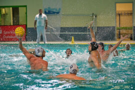 Strato Manolakis Wasserball Angriff im Rückraum beim DWL Waterpolo gegen den SV Bayer08 Uerdingen