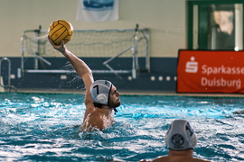 Wasserball Angriff von Linkshänder Stratos Manolakis im Angriff aus Rückraum und Aufbauspieler