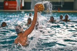  Wasserball Angriffsspiel im Aufbau beim DWL Waterpolo DSV 98 SV Cannstatt Herren Spiel Rückrunde 2023